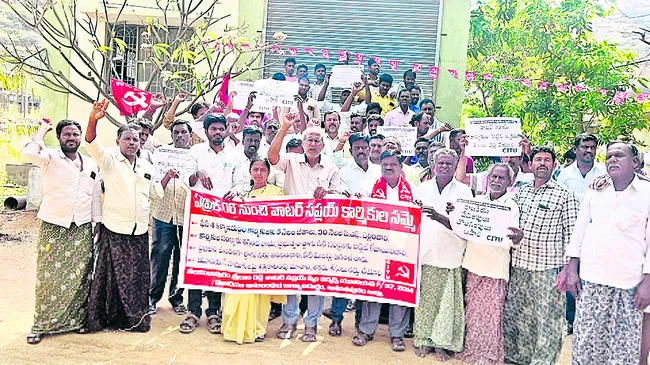 సమ్మెలో ‘శ్రీరామరెడ్డి’ కార్మికులు 