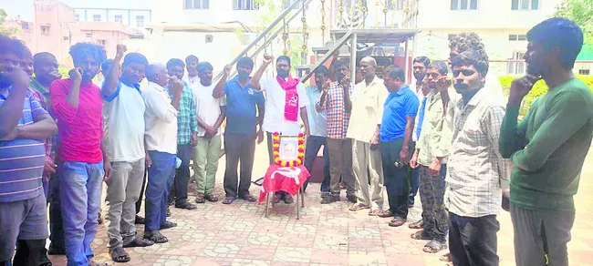 ఉద్యమ స్ఫూర్తితో ముందుకెళ్దాం