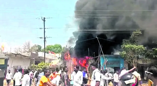 వెదురుబొంగుల షాపులో అగ్నిప్రమాదం