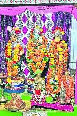 పర్యాటకుల బస్సు బోల్తా రాజధాని శివారులో పర్యాటకుల బస్సు