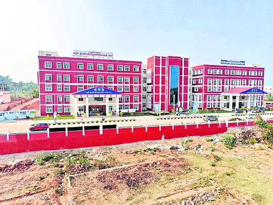 పలాస కిడ్నీ ఆస్పత్రిలో పోస్టులకు దరఖాస్తుల వెల్లువ 