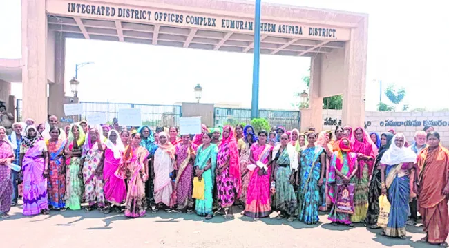 ‘ఉపాధి’ పనులు కల్పించాలని ధర్నా