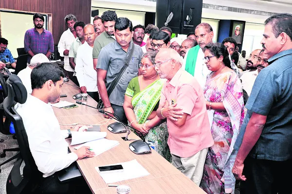 పెండింగ్‌ ఫిర్యాదులు పరిష్కరించండి 