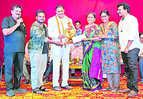 ఉత్తమ ప్రదర్శన ‘నాన్న నేనొచ్చేస్తా’ 