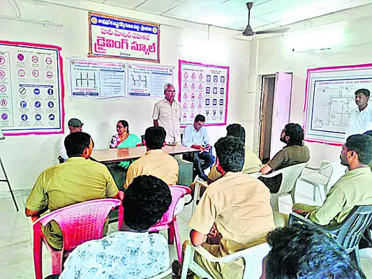 ఆర్టీసీలో హెవీ వెహికల్‌ డ్రైవింగ్‌ శిక్షణకు దరఖాస్తుల ఆ
