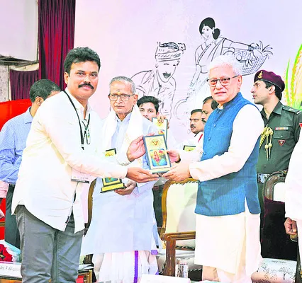 గవర్నర్‌ చేతుల మీదుగా జ్ఞాపిక ప్రదానం