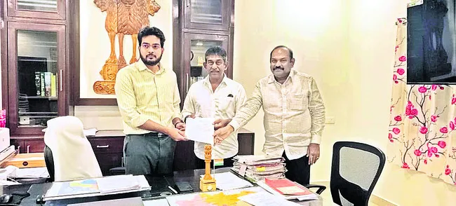 కౌన్సిలర్లను బెదిరిస్తున్నారు