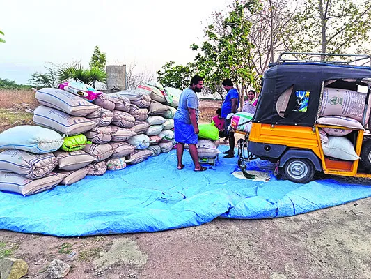 పొలాల్లో రేషన్‌ బియ్యం డంప్‌ 