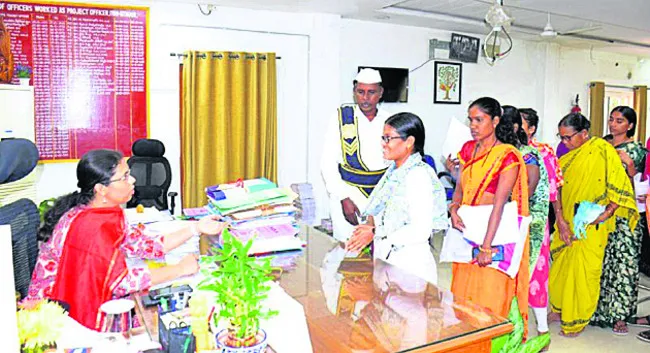 గిరిజనుల సమస్యల పరిష్కారానికి చర్యలు చేపట్టాలి