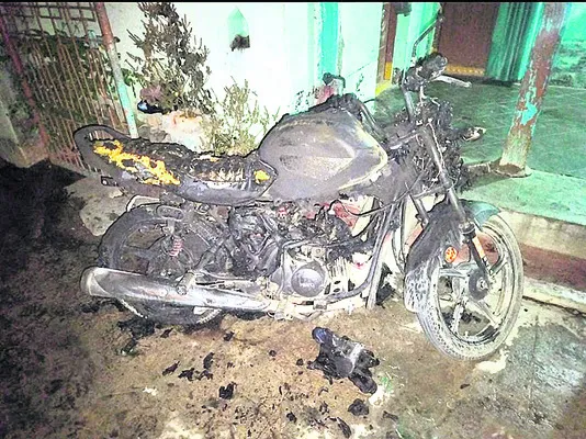 ద్విచక్ర వాహనం దహనం
