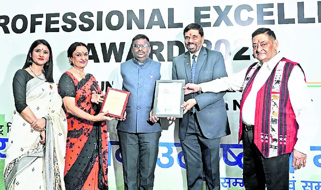 మహేందర్‌బాబుకు ప్రొఫెషనల్‌ ఎక్స్‌లెన్స్‌ అవార్డు 