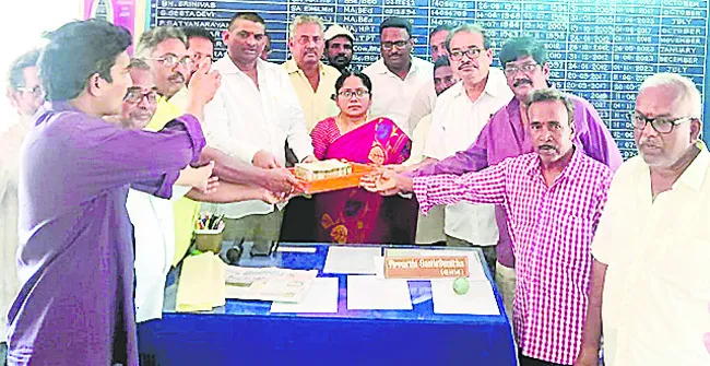 పూర్వ విద్యార్థుల భూరి విరాళం 