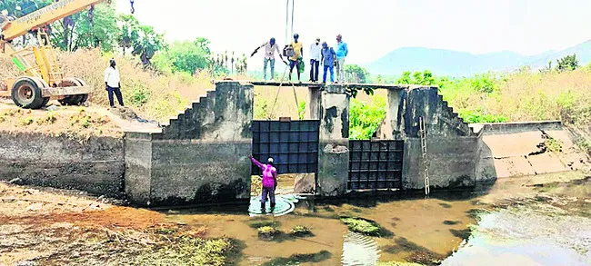 తాండవ గేట్లకు మరమ్మతులు 