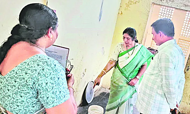 108 మందికి  రెండే మరుగుదొడ్లా? 
