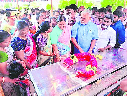చిన్నారికి వైఎస్సార్‌ సీపీ నేతల నివాళి 