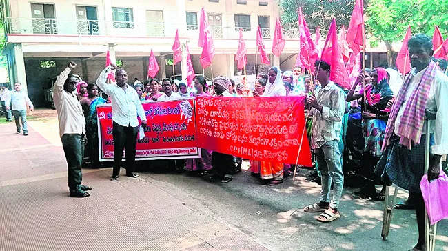 పోలీసుల వేధింపులు ఆపాలి 
