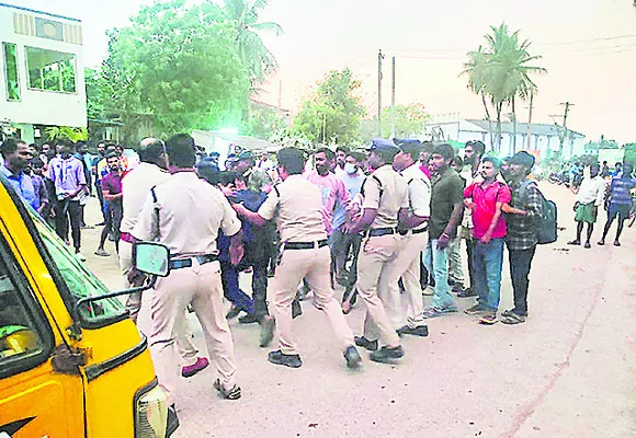 ఆత్మహత్య కాదు హత్యే అంటూ నిరసన 
