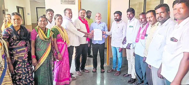 కార్మికుల వేతనాలు విడుదల చేయాలి 