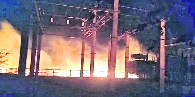 సబ్‌స్టేషన్‌ సమీపంలో మంటలు