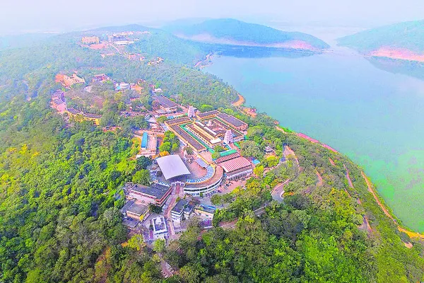 లక్ష్మీ.. రావేం మా కొండకి?