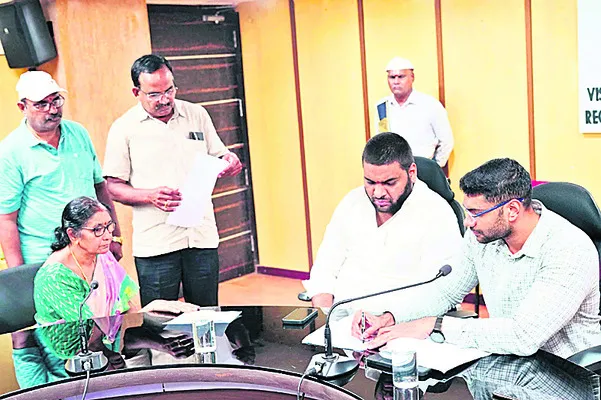 భూ సమస్యలపై నిశిత పరిశీలన అవసరం 