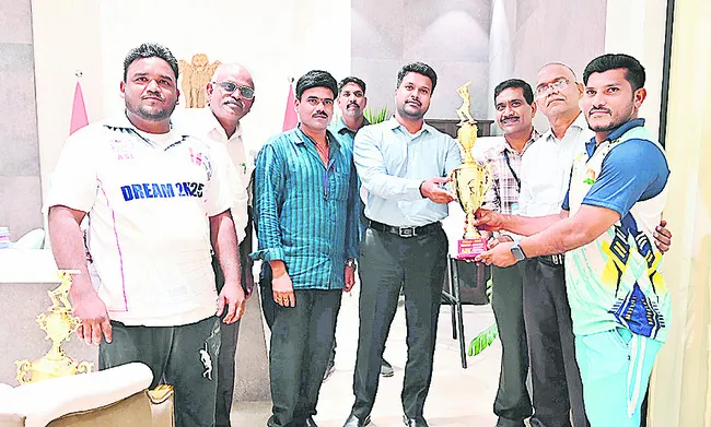 ఫ్లైఓవర్‌ నిర్మాణం వేగవంతం చేయాలి