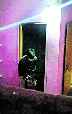 బూటు కాలితో తన్ని.. గొంతు నులిమి 