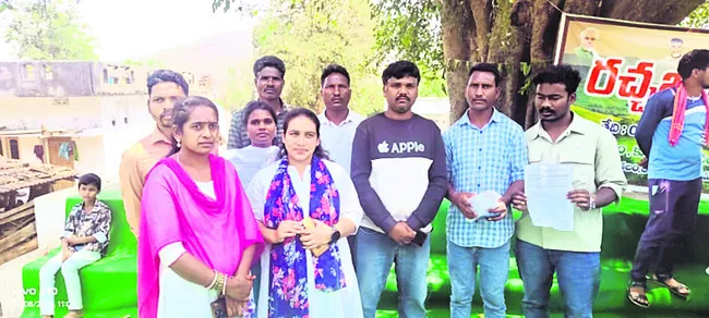 వలంటీర్లను విధుల్లోకి తీసుకోవాలి 