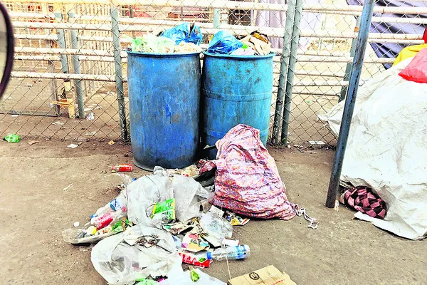 ఎక్కడి చెత్త అక్కడే.. 