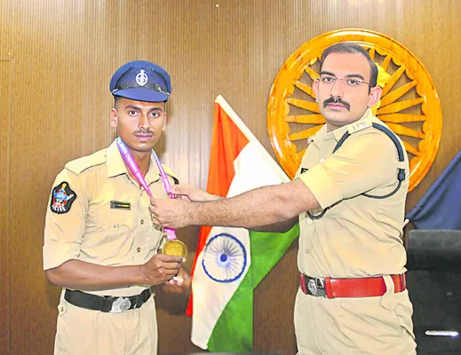 జాతీయస్థాయి స్విమ్మింగ్‌ పోటీల్లో కానిస్టేబుల్‌ ప్రతిభ 