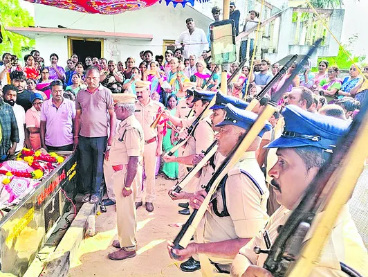 కానిస్టేబుల్‌కు పోలీస్‌ లాంఛనాలతో అంత్యక్రియలు 