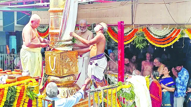 శాస్త్రోక్తంగా ధ్వజారోహణం