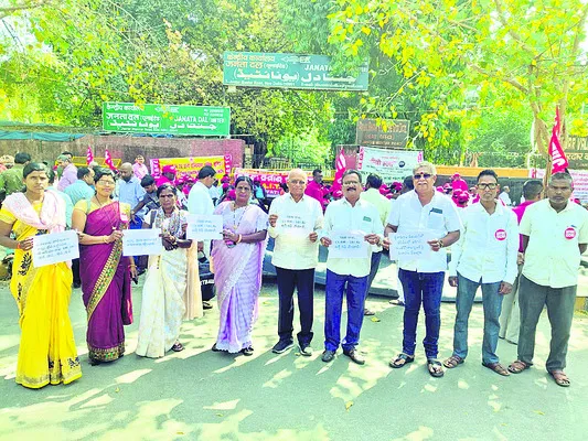 అదుపు తప్పిన బైక్‌..ముగ్గురికి గాయాలు 