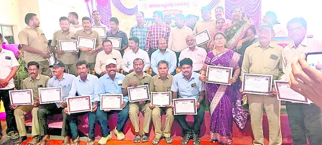 అంకితభావంతో ఆర్టీసీ డ్రైవర్ల విధులు 