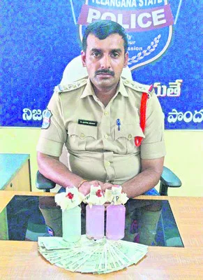 రూ.10 వేలు లంచం తీసుకుంటూ ఏసీబీకి చిక్కిన ఎస్సై