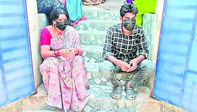 పిడుగు పడి రైతు మృతి 
