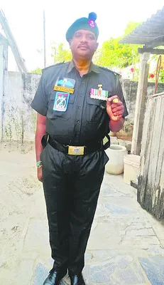 రైలు ఢీకొని ఆర్మీ రిటైర్డు జవాన్‌ మృతి 