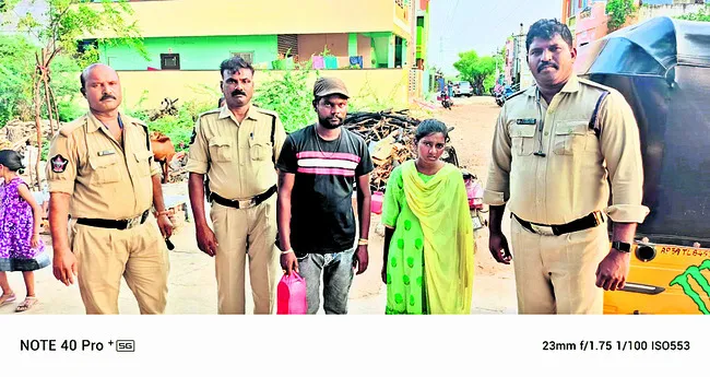 మతి స్థిమితం లేని మహిళ కుటుంబ సభ్యులకు అప్పగింత