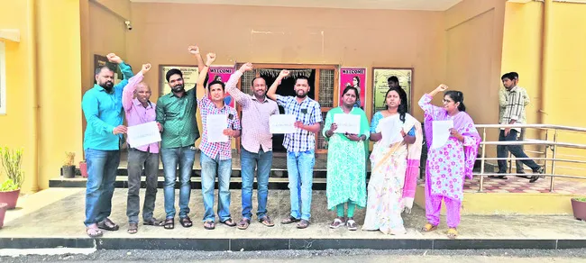 కాంట్రాక్టు అధ్యాపకుల నిరసన