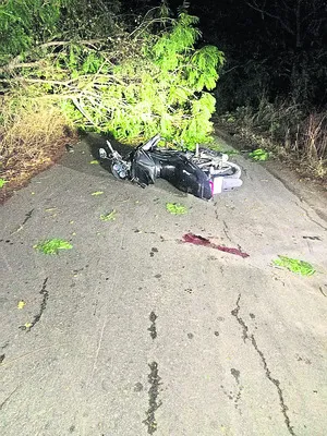 చెట్టును ఢీకొని ఒకరికి తీవ్రగాయాలు
