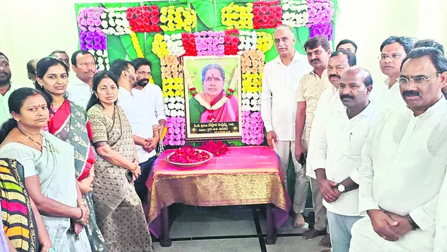 పిచ్చమ్మకు బీఆర్‌ఎస్‌ నేతల నివాళి 