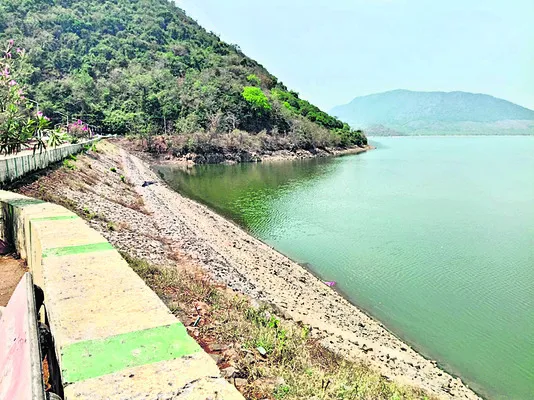 తాండవ రిజర్వాయరులో తగ్గుతున్న నీటి నిల్వలు 
