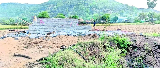 గాలి దుమారానికి కొట్టుకుపోయిన రేకులు

