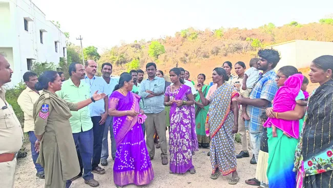 డబుల్‌ బెడ్‌రూమ్‌ ఇళ్ల ఆక్రమణ