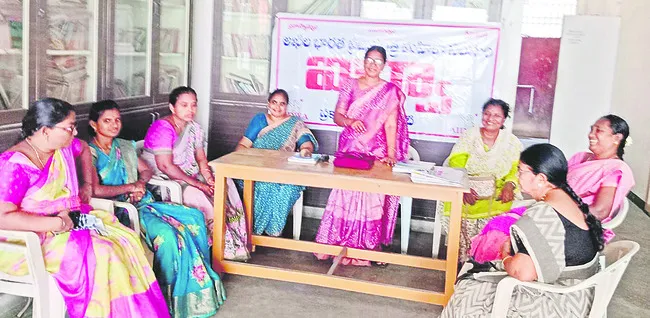 సంపన్నులకు వరాలు.. సామాన్యులపై భారాలు 