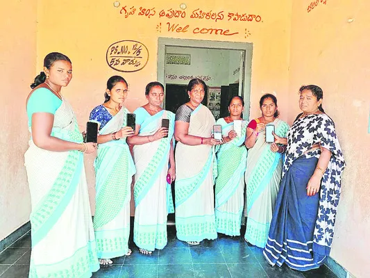 ఫోన్లు ఇచ్చేసి నిరసన.. 
