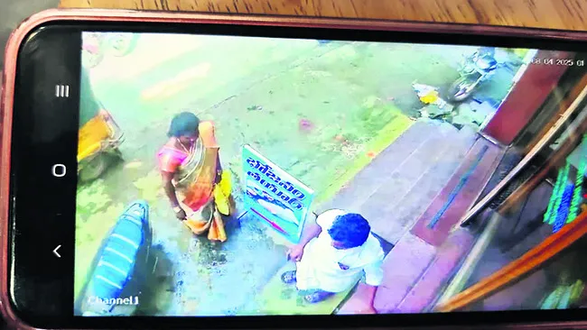 మందుల కోసం వచ్చాడు.. బంగారు చైన్‌ లాక్కెళ్లాడు