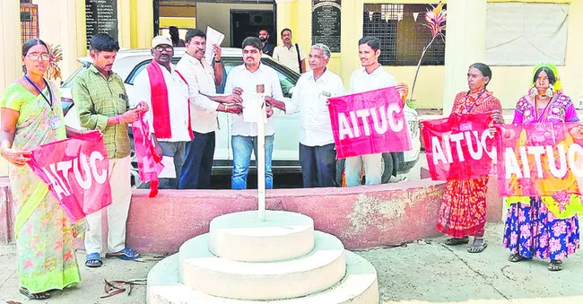 పెండింగ్‌ వేతనాలు చెల్లించండి 