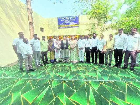 కక్షిదారులకు అందుబాటులో ఉండాలి