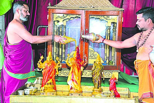 వధూవరులుగా దుర్గామల్లేశ్వరులు 